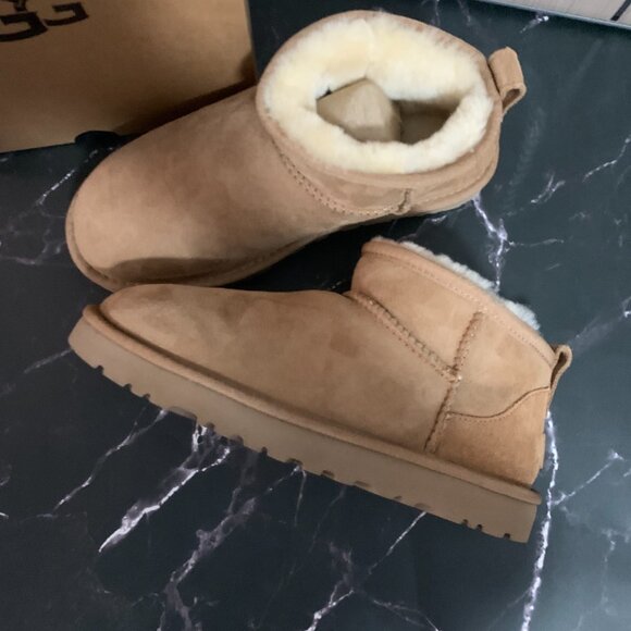 🎁UGG Women's Classic Ultra Mini Boots New in Box - Picture 3 of 4
